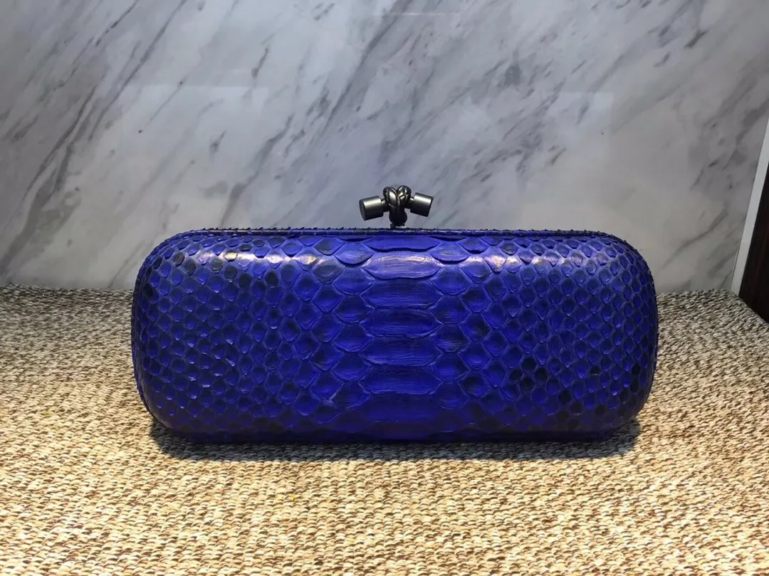🔥🔥Model No. 8651🔥🔥This elegant clutch bag is one of the most popular handbags in woven bags. It is an interpretation of a classic design that was reintroduced in 2001. Since its launch, the Knot clutch has exhibited exquisite craftsmanship and integrated different styles from low-key to flamboyant. Each new Knot product demonstrates the irresistible and timeless charm of this classic handbag. This luxurious handbag features the signature braided rope buckle and is crafted from rare yellow-ringed forest snake and water snake skins. More charming and luxurious texture. Size Large 25cm